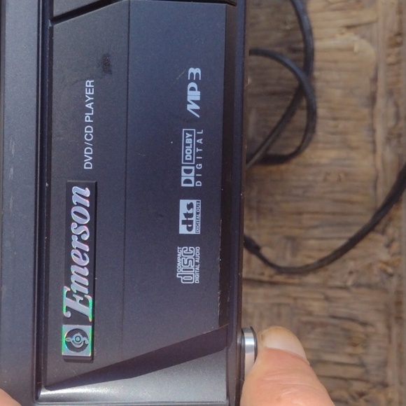 Emerson DVD /MP3 CD Trusurround Player with AV Cables - Picture 4 of 4